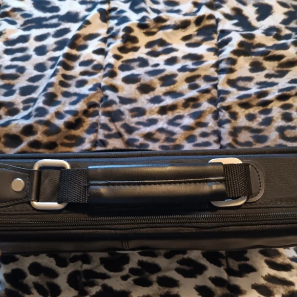 Targus Black Laptop Bag with Professional Appeal - Picture 4 of 10